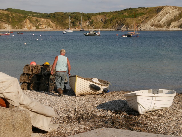 Fischer an der Lulworth Cove in Dorset, Südengland