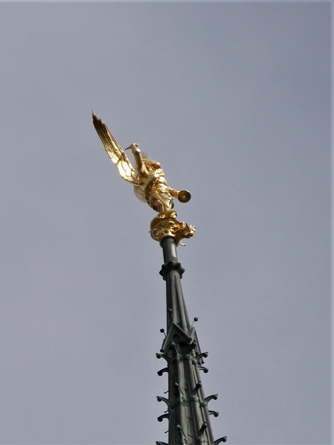 Die Statue des Erzengels Michael auf dem Mont-Saint-Michel