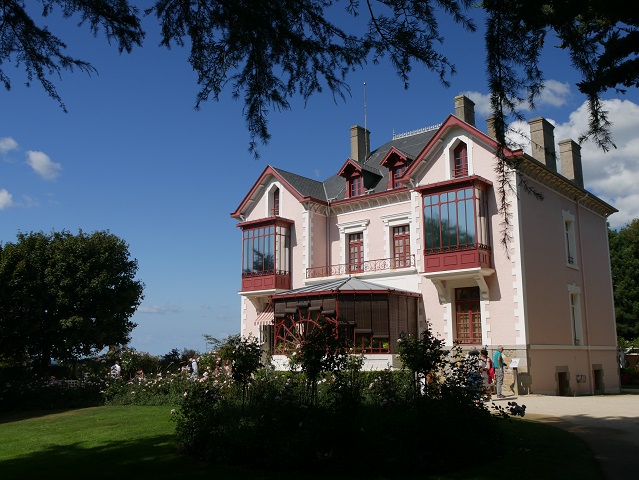 die Villa Les Rhumbs in Granville, Sitz des Dior-Museums