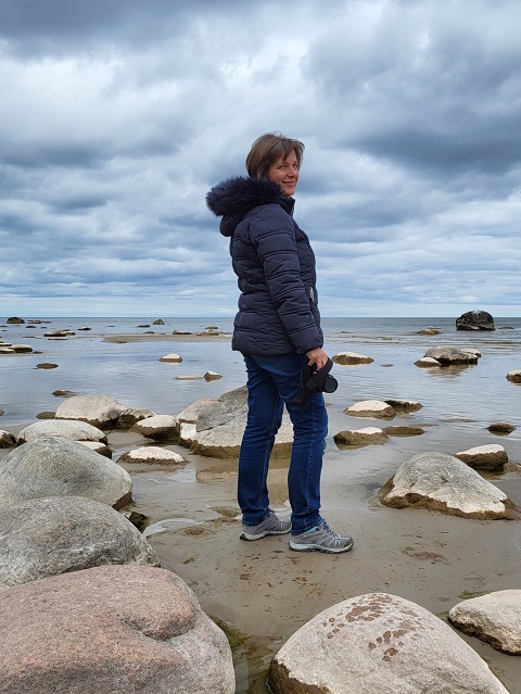 Barbara Kettl-Römer auf dem Roadtrip von Riga zum Kap Kolka in Lettland am Felsenstrand von Kaltene