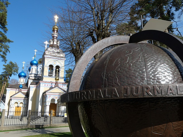 Jurmala-Globus vor der othodoxen Kirche