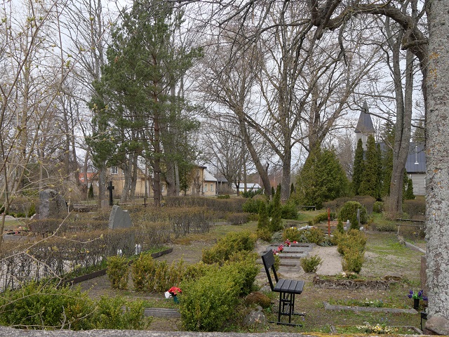 Kirche und Friedhof von Engure an der lettischen Küste