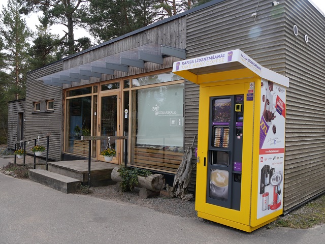 Laden, Toilette und Kaffeeautomat am Parkplatz am Kap Kolka in Lettland