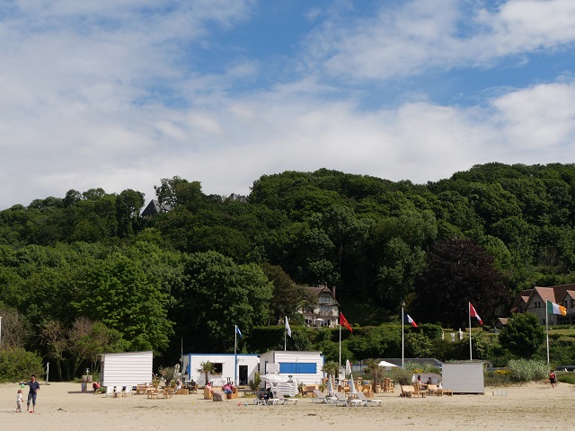 Blick vom Seinestrand auf die Strandbar Le Spot