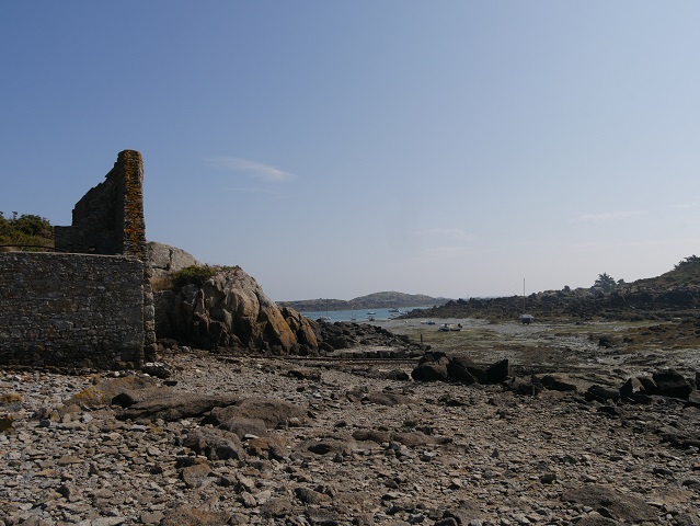 Ruine einer Seenotrettungsanlage auf Chausey