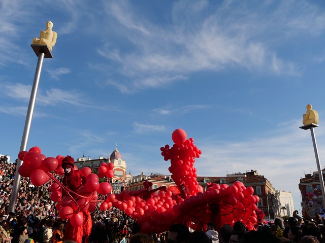 rote Ballonmädchen auf dem großen Faschingsumzug in Nizza