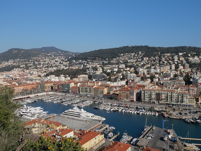 Blick von der Colline du Château auf den Hafen von Nizza
