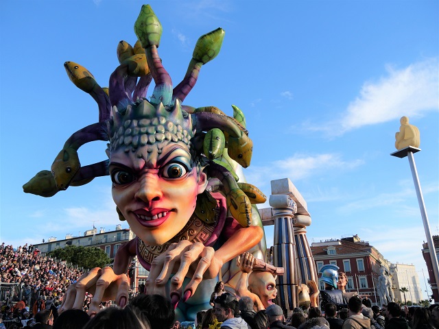Das Haupt der Medusa auf dem Carnaval de Nice 2023