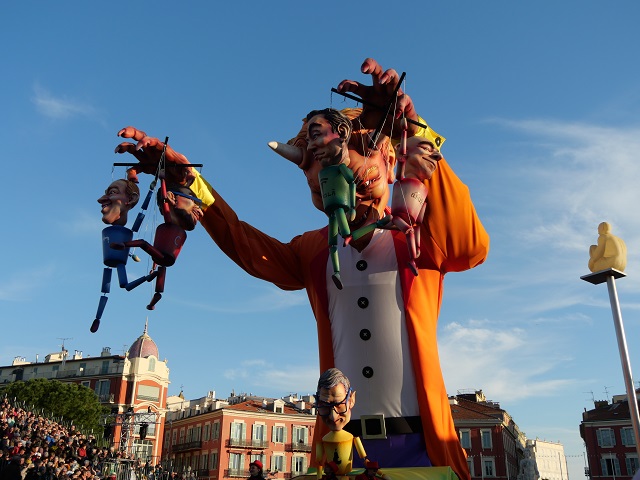 teuflischer Puppenspieler auf der Place Masséna