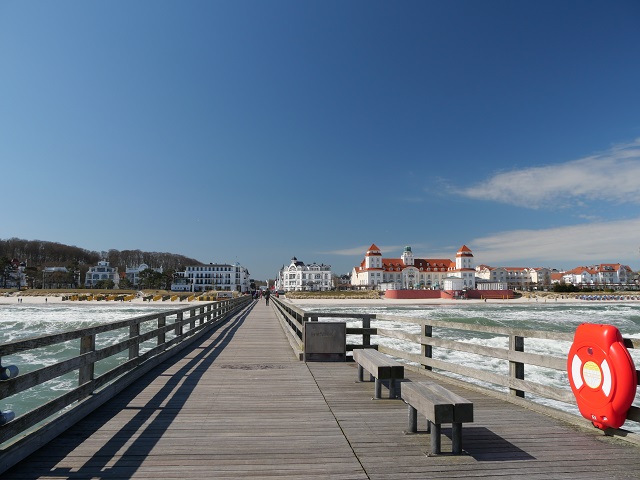 Blick von der Seebrücke auf das Ostseebad Binz