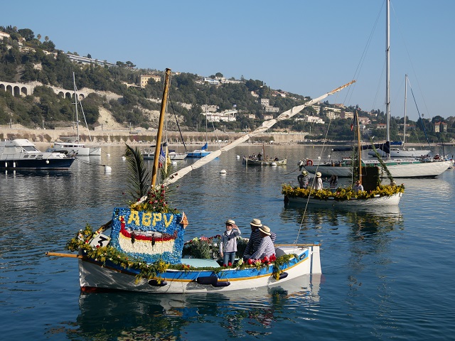 Blumenboote in der Bucht von Villefranche