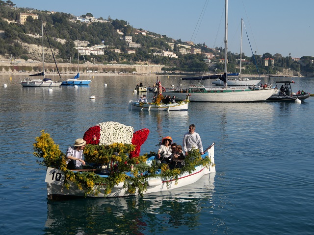 Boote beim Combat naval fleuri in Villefranche-sur-Mer