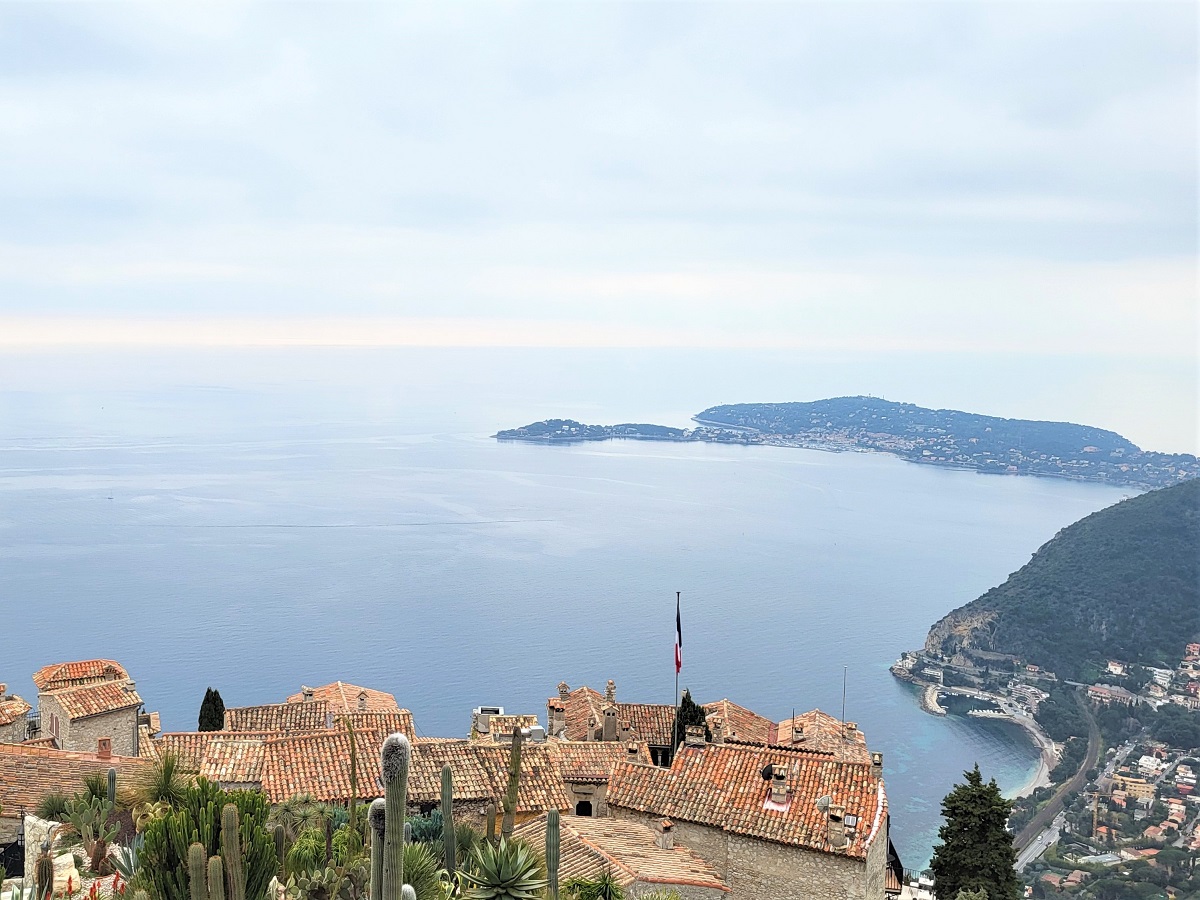 Blick von Èze auf das Cap Ferrat an der französischen Riviera