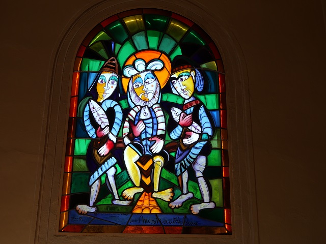 Glasfenster von Louis Marchand des Raux in der Kapelle Saint-Hospice auf dem Cap Ferrat