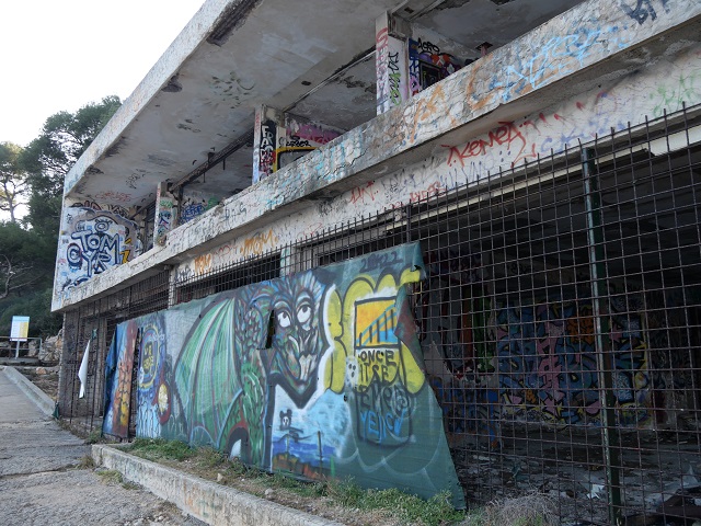 Ruine mit Graffiti auf dem Cap Ferrat
