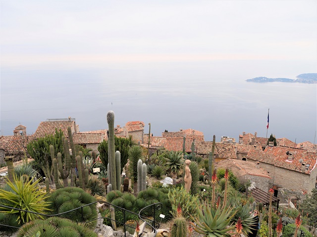 Blick von Jardin Exotiqeue auf die Bucht von Èze