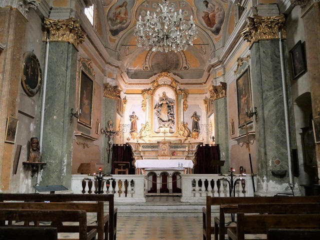 renovierungsbedürftige Barockkirche von innen