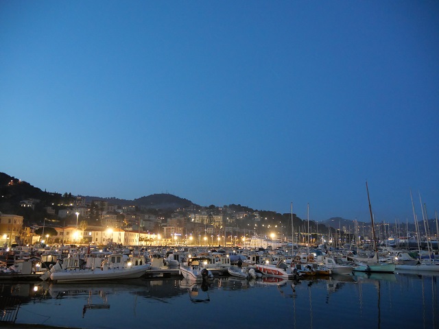 Blick auf die abendlich beleuchtete Hafenpromenade von Imperia-Porto Maurizio