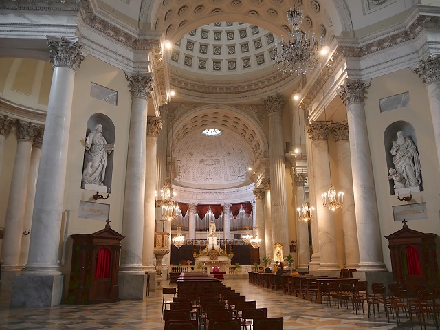 Blick in die Basilika San Maurizio in Imperia