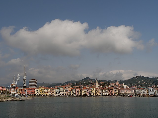 Oneglia von der Hafenmole aus gesehen