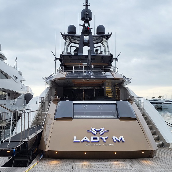 Die Oligarchen-Yacht Lady M im Hafen von Porto Maurizio