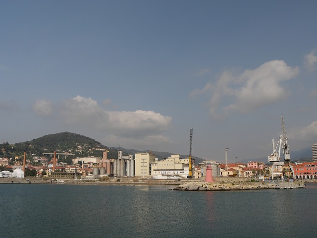 Blick auf den Industriehafen von Oneglia

