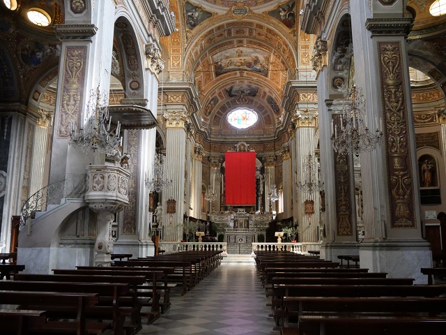 Blick ins Kirchenschiff der Collegiata di San Giovanni Battista in Imperia