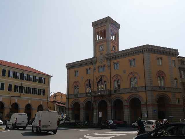 Das Alte Rathaus von Oneglia an der Piazza Dante