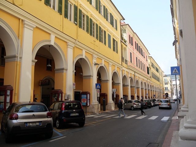 elegante Einkaufsstraße in Oneglia, Ligurien