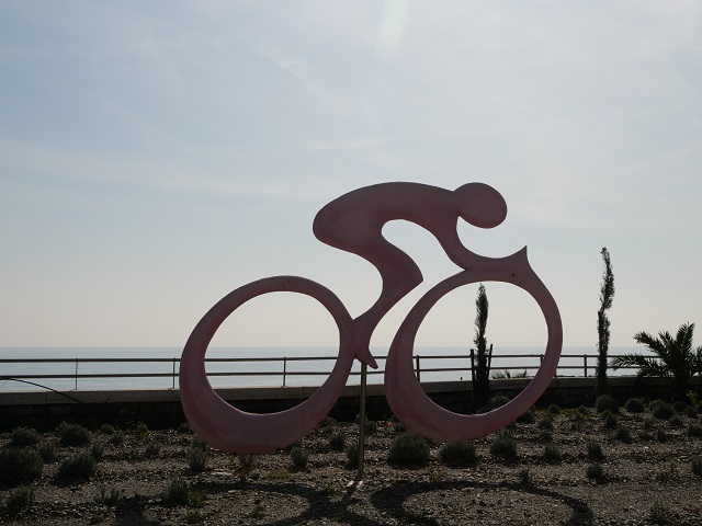 Radlerskulptur auf dem Radweg von Imperia nach San Remo