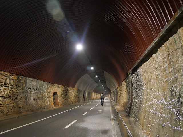 im langen Radweg-Tunnel bei San Lorenzo