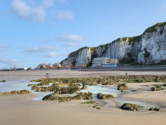 Blick auf Dieppe vom Strand bei Ebbe