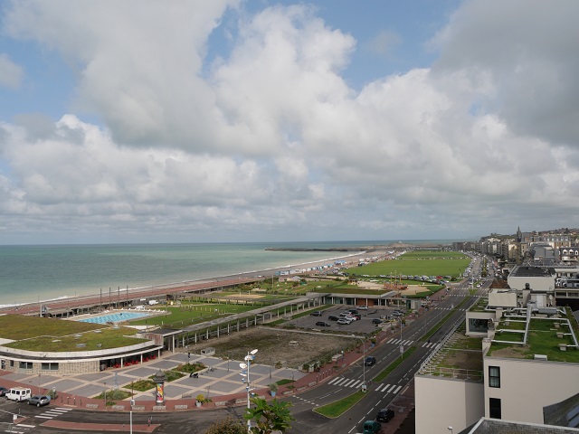 Blick vom Château auf die Promenade und den Strand von Dieppe