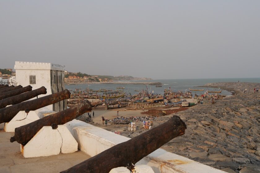 Cape Coast, Ghana - Blick aus dem Cape Coast Castle auf den Hafen
