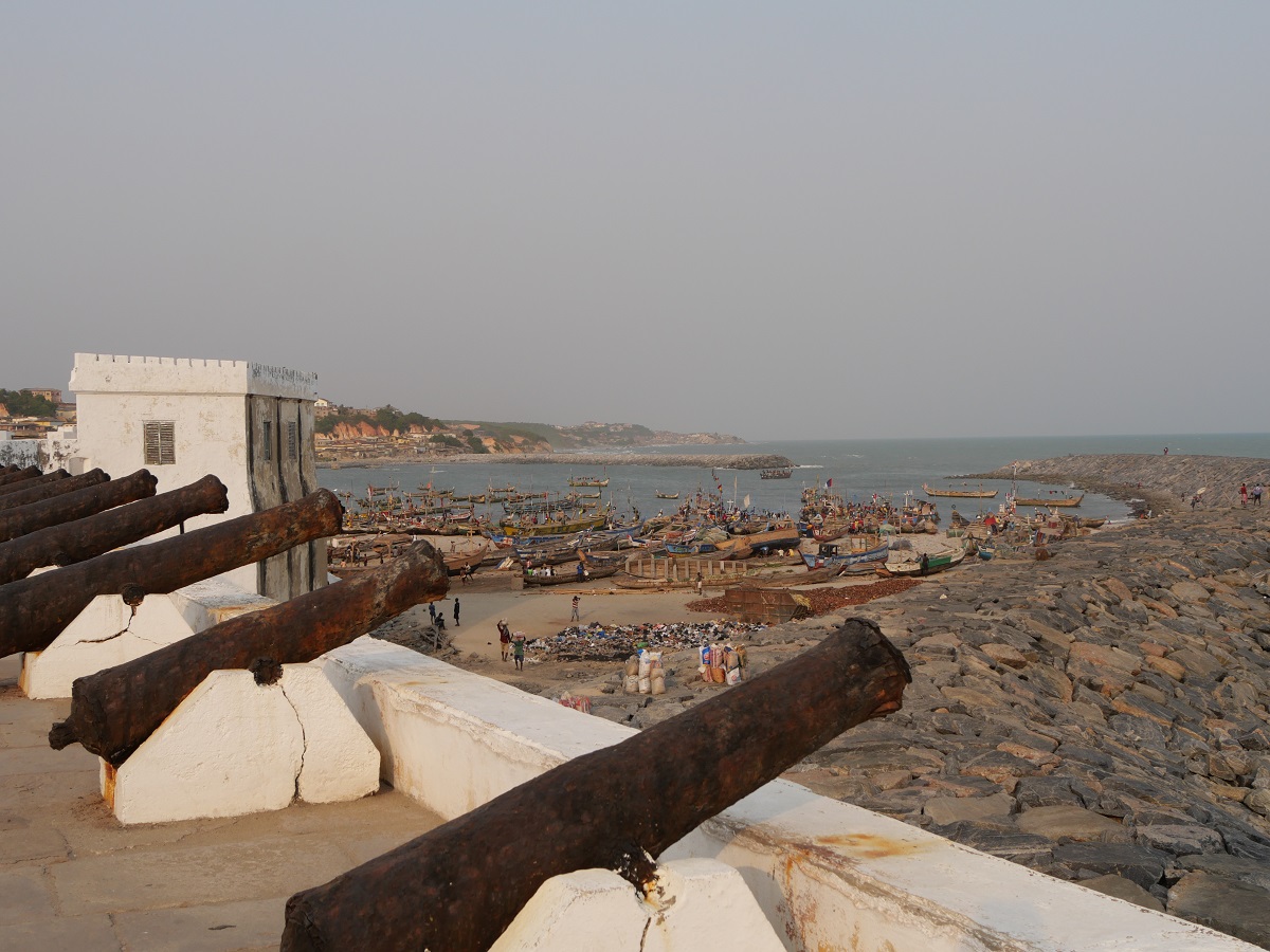 Cape Coast, Ghana - Blick aus dem Cape Coast Castle auf den Hafen