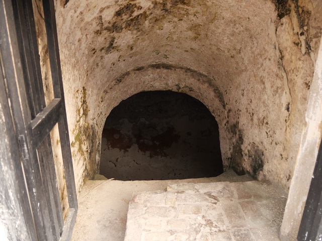 Eingang zu den Sklavenkerkern in Cape Coast Castle