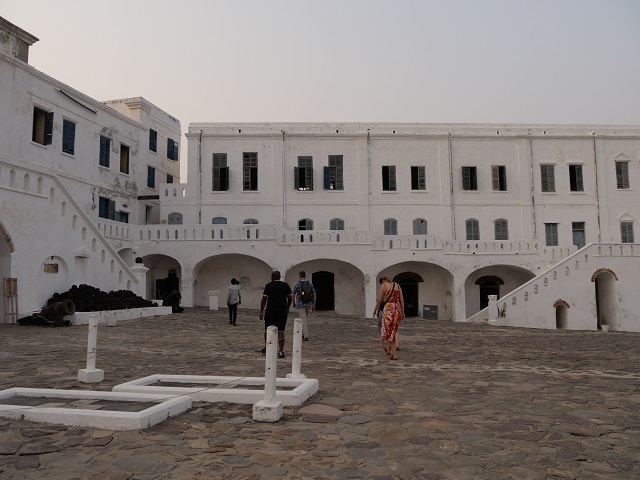 Im Schlosshof von Cape Coast Castle