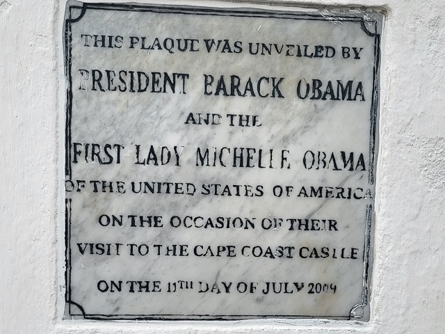 Plakette zur Erinnerung an den Besuch von Michelle und Barack Obama in Cape Coast Castle