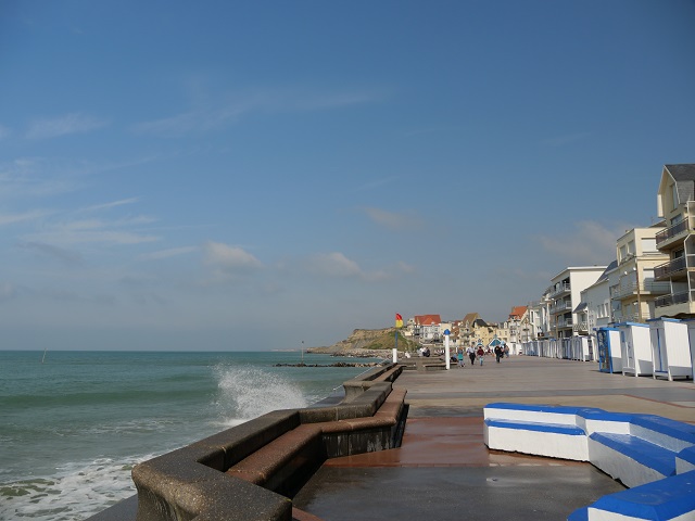 Flut und Wellengang an der Seepromenade in Wimereux