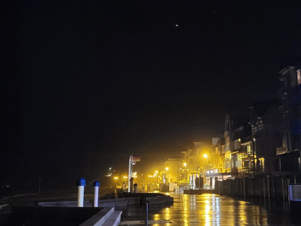 Wimereux - abends im Regen an der Seepromenade