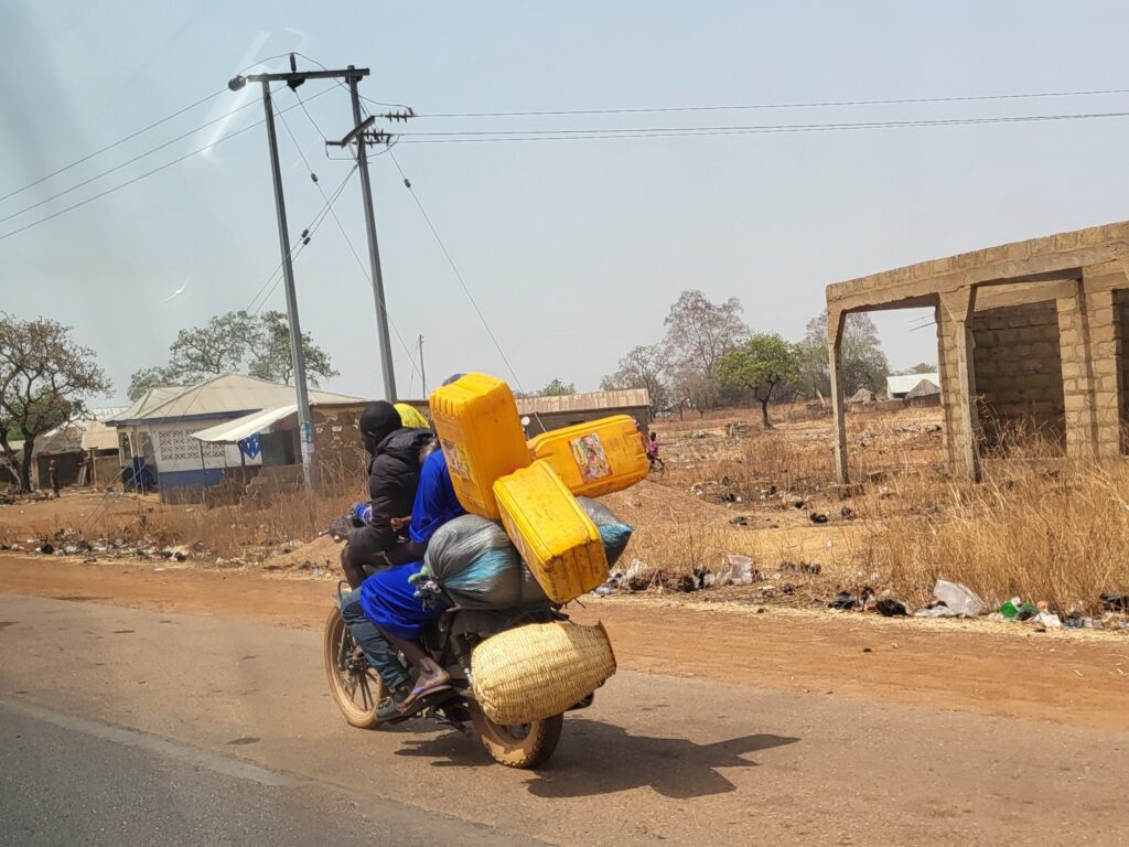 schwer beladenes Motorrad auf der Sawla-Damongo-Road im nördlichen Ghana